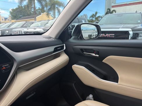 Used 2024 Toyota Highlander XLE FWD image 31