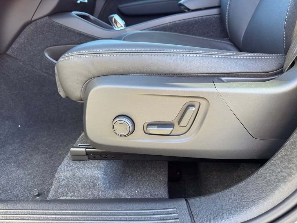 Certified 2026 Volvo XC40 B5 Plus w/ Climate Package AWD/4WD image 15
