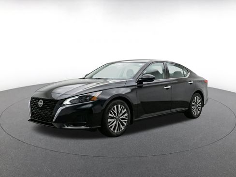 Used 2025 Nissan Altima 2.5 SV FWD image 3