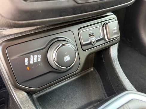 Used 2023 Jeep Renegade Latitude AWD/4WD image 36