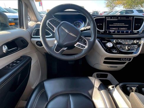 Used 2023 Chrysler Pacifica Touring-L FWD image 5