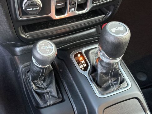 Used 2025 Jeep Wrangler Unlimited Sahara AWD/4WD image 30