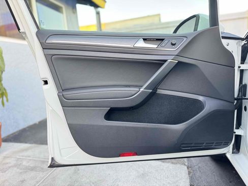 Used 2017 Volkswagen e-Golf SEL Premium w/ Driver Assistance Package image 30