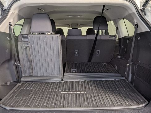Used 2023 Toyota Highlander LE FWD image 26