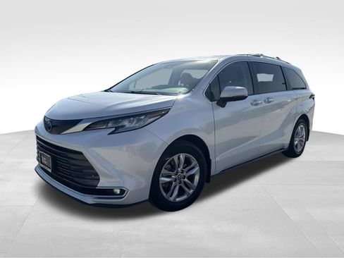 Used 2023 Toyota Sienna Limited FWD image 1