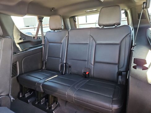 Used 2025 Chevrolet Suburban Z71 image 10