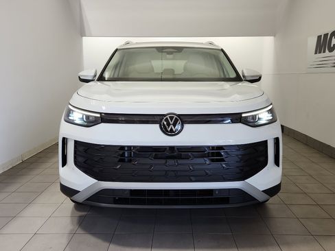 New 2025 Volkswagen Tiguan SE image 3