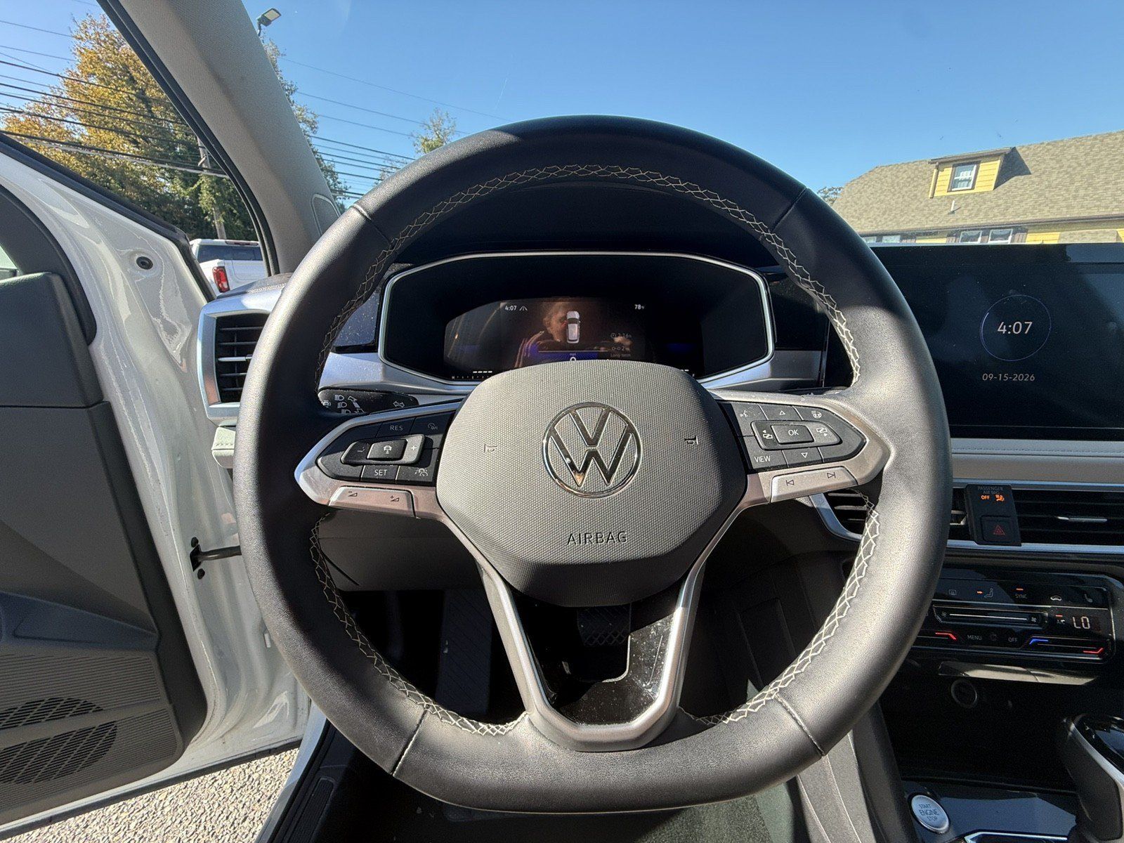 Used 2025 Volkswagen Taos SE AWD/4WD image 17