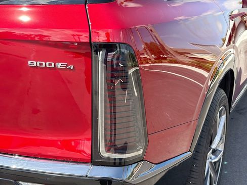 New 2026 Cadillac Vistiq Sport w/ LPO, Floor Liner Package AWD/4WD image 10