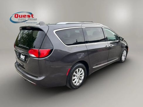 Used 2018 Chrysler Pacifica Touring-L FWD image 3