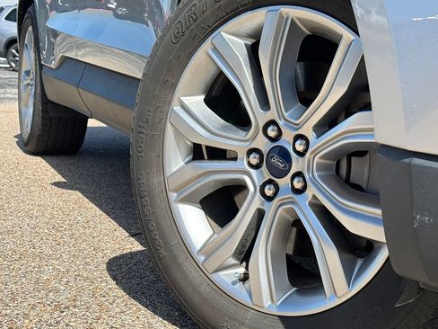 Used 2022 Ford Edge Titanium AWD/4WD image 2