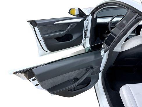 Certified 2023 Tesla Model Y AWD image 10