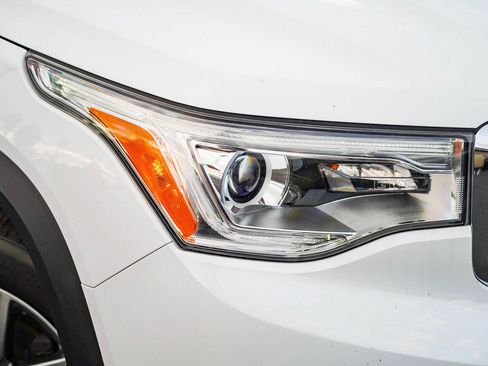 Used 2019 GMC Acadia SLT image 2