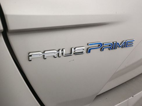 Used 2017 Toyota Prius Prime Premium image 11