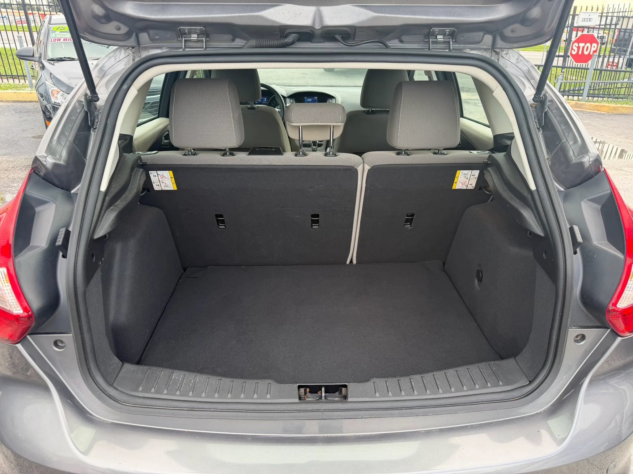 Used 2014 Ford Focus SE w/ SE Winter Package FWD image 16