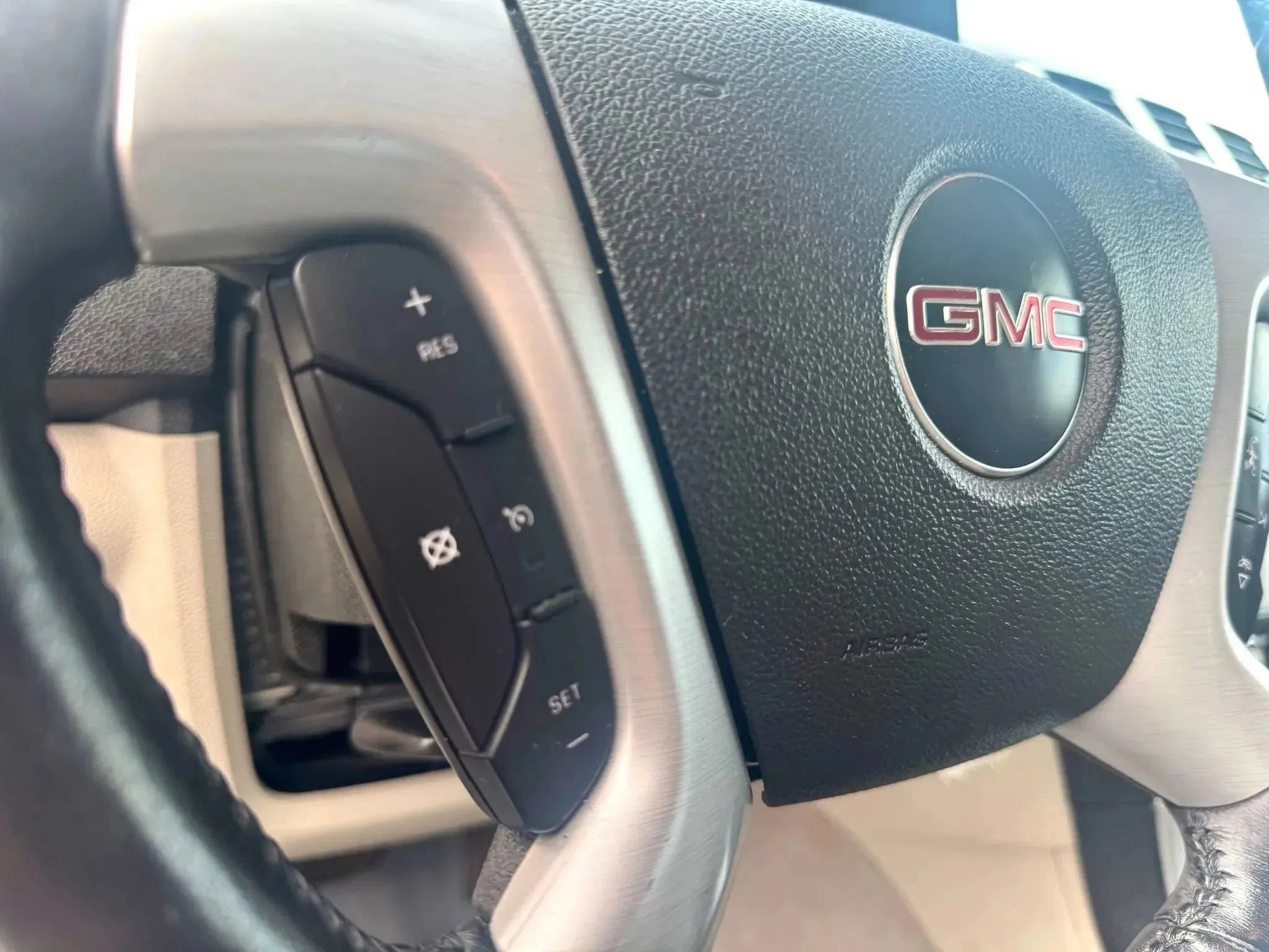 Used 2011 GMC Acadia SLE FWD image 15