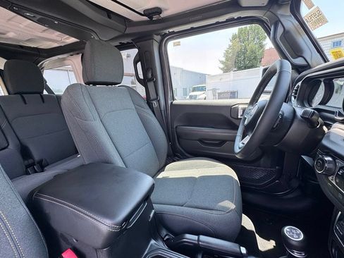 Used 2025 Jeep Wrangler Unlimited Sahara AWD/4WD image 20