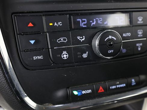 Used 2014 Chrysler Town & Country Touring-L image 36