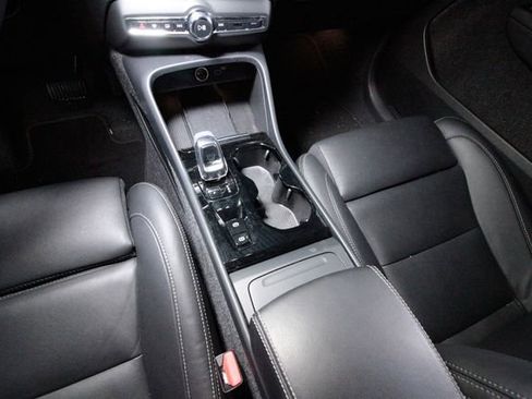 Certified 2025 Volvo XC40 B5 Ultra w/ Protection Package Premier AWD/4WD image 8