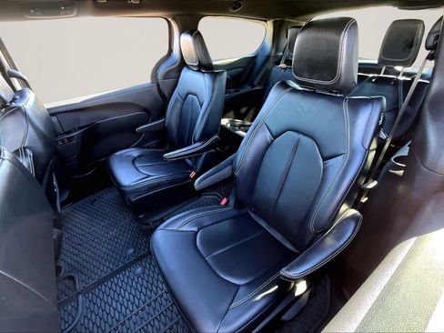 Used 2025 Chrysler Pacifica Select image 21
