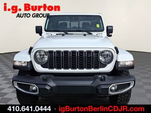 Used 2025 Jeep Gladiator Sport image 2