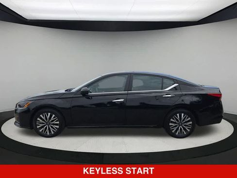 Used 2025 Nissan Altima 2.5 SV FWD image 3