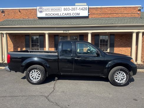 Used 2015 Nissan Frontier SV image 3
