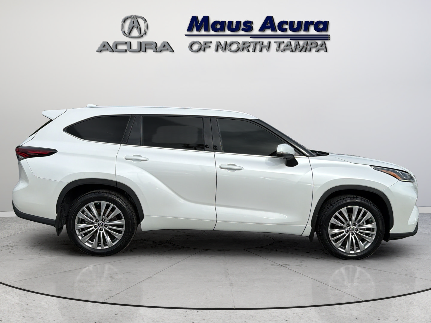 Used 2024 Toyota Highlander Platinum FWD image 13