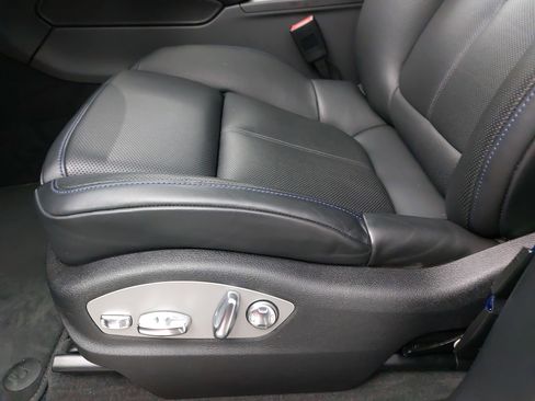 Used 2025 Porsche Macan image 30