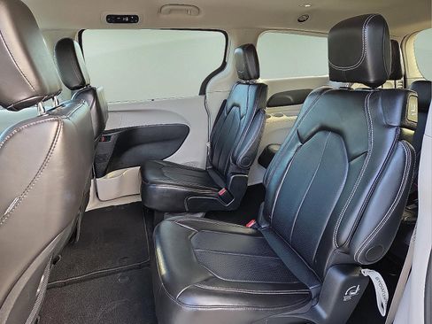 Used 2024 Chrysler Pacifica Touring-L image 11