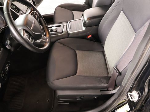 Used 2019 Chrysler 300 Touring w/ Chrome Appearance Package RWD image 10