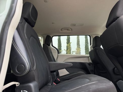 Used 2022 Chrysler Voyager LX FWD image 18