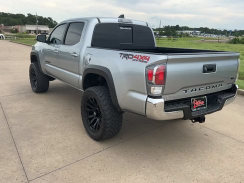 Used 2022 Toyota Tacoma TRD Off-Road AWD/4WD image 7