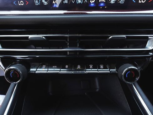 Used 2024 Chevrolet Traverse RS FWD image 23