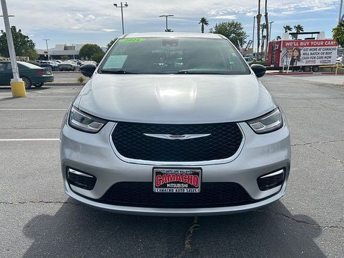 Used 2024 Chrysler Pacifica Touring-L FWD image 2