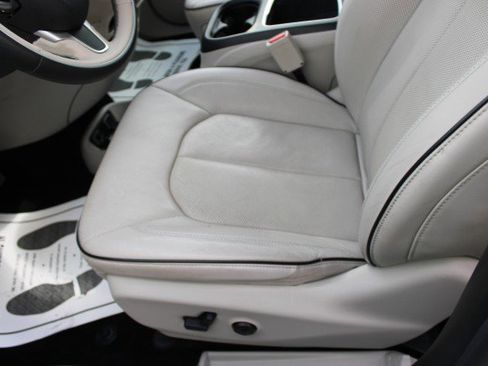 Used 2018 Chrysler Pacifica Limited w/ Advanced Safetytec Group image 24