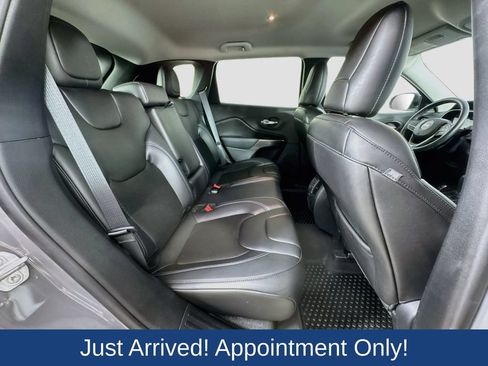 Used 2019 Jeep Cherokee Latitude Plus w/ Comfort/Convenience Group AWD/4WD image 32
