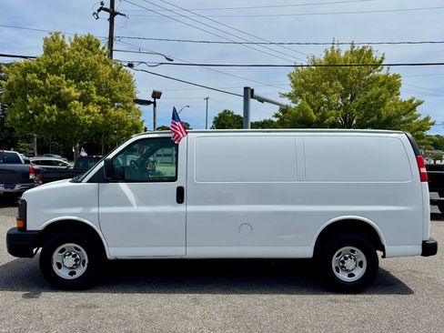 Used 2015 Chevrolet Express 2500 RWD image 2