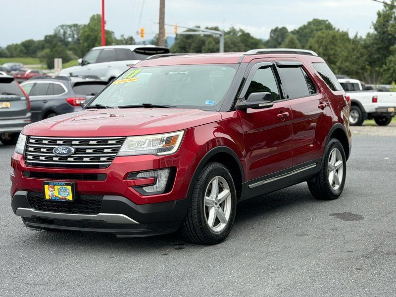 Used 2017 Ford Explorer XLT w/ Equipment Group 202A AWD/4WD image 2