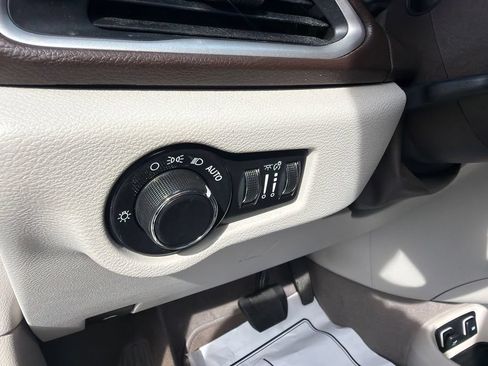 Used 2017 Chrysler Pacifica Touring w/ Tire & Wheel Group FWD image 24