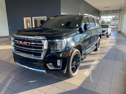 Used 2022 GMC Yukon XL SLT w/ SLT Luxury Package image 4