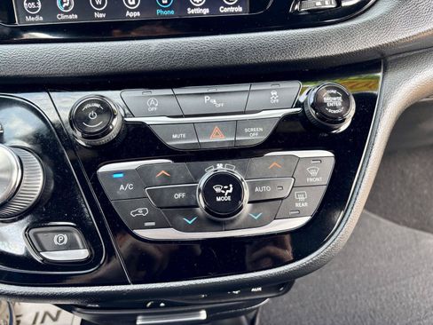 Used 2020 Chrysler Pacifica Touring-L AWD/4WD image 43