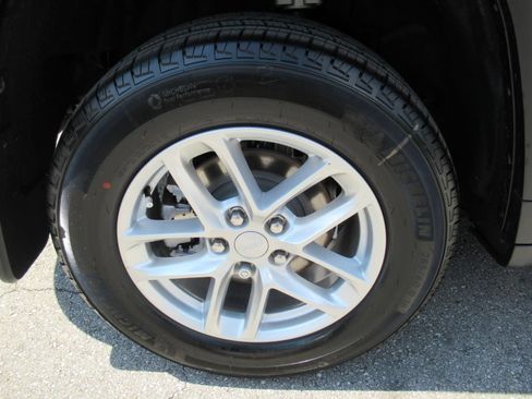 New 2026 Jeep Grand Cherokee Laredo w/ MOPAR Finishing Package RWD image 8