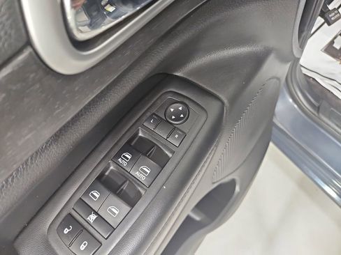 Used 2018 Jeep Grand Cherokee Altitude AWD/4WD image 12