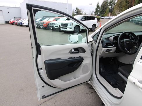 Used 2021 Chrysler Pacifica Touring image 9