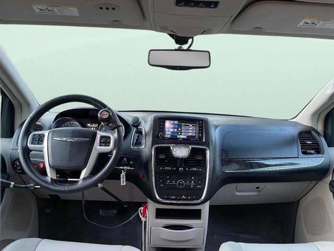 Used 2014 Chrysler Town & Country Touring image 13