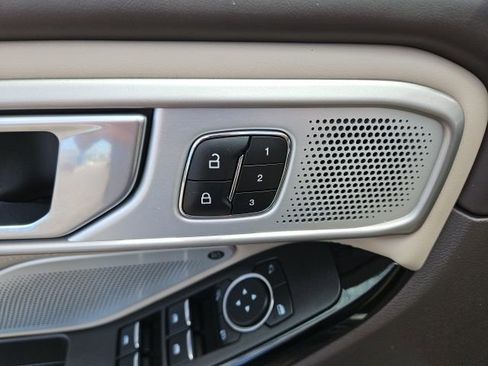 Used 2023 Ford Explorer Platinum w/ Technology Package image 21