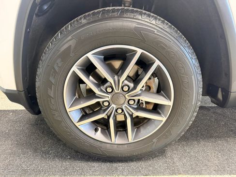 Used 2020 Jeep Grand Cherokee Limited AWD/4WD image 15