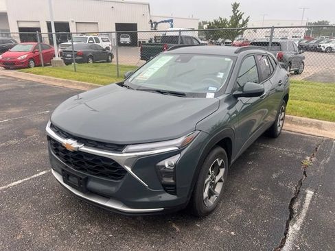 Used 2025 Chevrolet Trax LT FWD image 3
