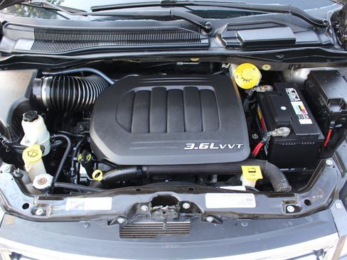 Used 2016 Chrysler Town & Country Touring FWD image 45